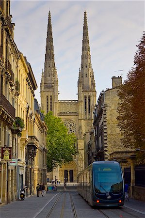 simsearch:841-03676995,k - New public transport tram system by St Andre Cathedral, Bordeaux, France Foto de stock - Con derechos protegidos, Código: 841-07201720
