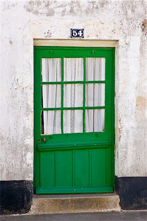 simsearch:841-07202047,k - Tradtional door at numbeer 34, Ile De Re, France. Stockbilder - Lizenzpflichtiges, Bildnummer: 841-07201736