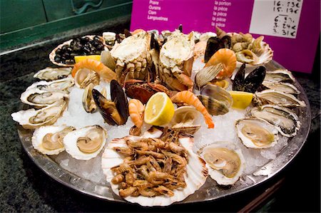 food platter presentation - Ready to eat seafood platter at Le Petit Zinc Restaurant near Boulevard Saint Germain, Left Bank, Paris, France Foto de stock - Con derechos protegidos, Código: 841-07201780