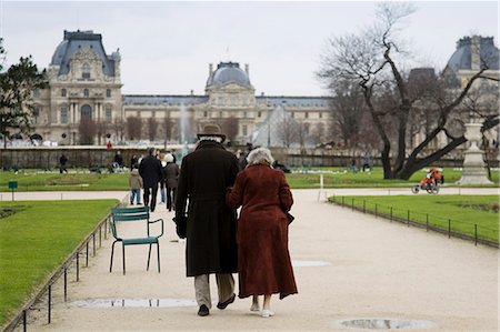 simsearch:841-03055557,k - Elderly couple take a calm stroll arm in arm through Jardin des Tuileries by the Louvre Museum art gallery, Central Paris, France Foto de stock - Con derechos protegidos, Código: 841-07201824
