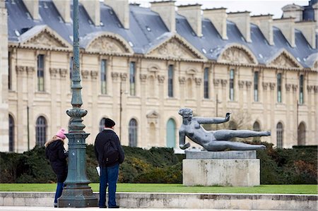 simsearch:841-06807843,k - Visitors admire bronze sculpture statue of reclining nude by Maillol in Jardin in front of the Louvre in the Jardin des Tuileries, Central Paris, France Photographie de stock - Rights-Managed, Code: 841-07201825