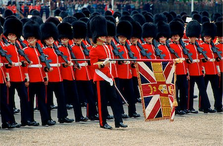 simsearch:693-06019815,k - Colour bearer leads soldiers at Trooping the Colour, London, United Kingdom Photographie de stock - Rights-Managed, Code: 841-07201957