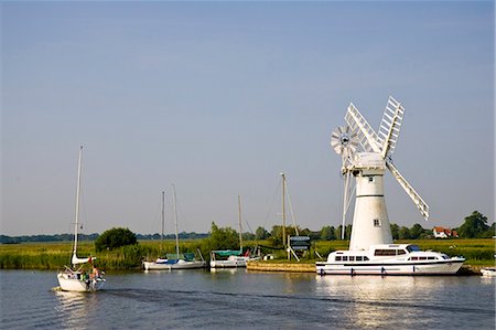 simsearch:841-07540513,k - Sailing boats and river cruisers pass windmill on Norfolk Broads, United Kingdom Photographie de stock - Rights-Managed, Code: 841-07201988