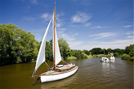 Sailing boat and motor cruisers on the Norfolk Broads, United Kingdom Foto de stock - Con derechos protegidos, Código: 841-07202003