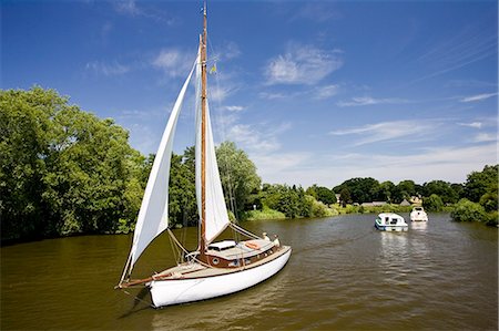 simsearch:841-06344558,k - Sailing boat and motor cruisers on the Norfolk Broads, United Kingdom Photographie de stock - Rights-Managed, Code: 841-07202003