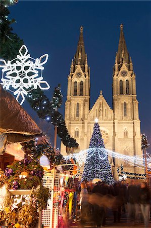 simsearch:841-06447216,k - Christmas market and neo-gothic Church of St. Ludmila, Mir Square, Prague, Czech Republic, Europe Photographie de stock - Rights-Managed, Code: 841-07202218