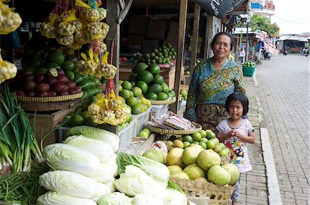 Javanese stall holder and her daughter by their vegetable stall in the local market, Solo river valley, Java, Indonesia, Southeast Asia, Asia Photographie de stock - Rights-Managed, Code: 841-07202301