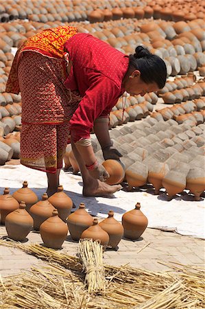 simsearch:841-06343908,k - Woman turning pots to dry in sunshine, Potter's Square, Bhaktapur, Nepal, Asia Foto de stock - Con derechos protegidos, Código: 841-07202441