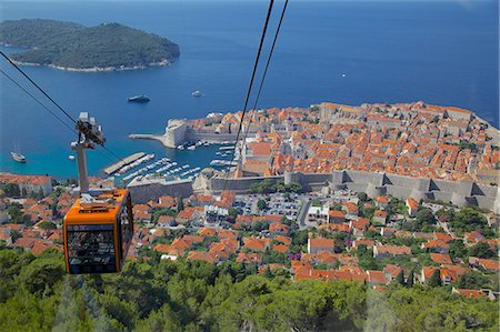 View of Old Town, UNESCO World Heritage Site, from cable car, Dubrovnik, Dubrovnik Riviera, Dalmatian Coast, Croatia, Europe Foto de stock - Con derechos protegidos, Código: 841-07202483