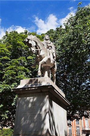 Louis XIII statue in Place des Vosges in The Marais, Paris, France, Europe Stockbilder - Lizenzpflichtiges, Bildnummer: 841-07202514