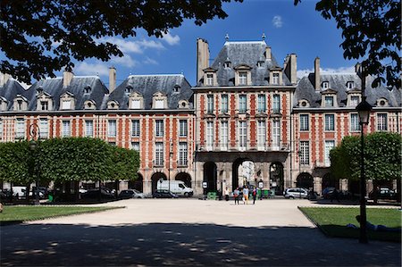 place - Place des Vosges in The Marais, Paris, France, Europe Photographie de stock - Rights-Managed, Code: 841-07202517