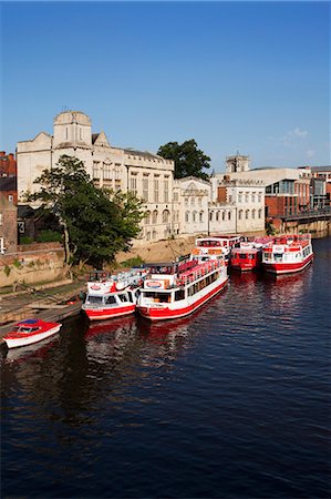 simsearch:841-07201470,k - River boats moored on the River Ouse at The Guildhall, City of York, Yorkshire, England, United Kingdom, Europe Stockbilder - Lizenzpflichtiges, Bildnummer: 841-07202512