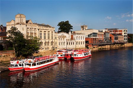 River boats moored on the River Ouse at The Guildhall, City of York, Yorkshire, England, United Kingdom, Europe Foto de stock - Con derechos protegidos, Código: 841-07202513