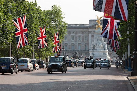 shopping centre exterior - Buckingham Palace with taxis and Union Jacks along The Mall, London, England, United Kingdom, Europe Stock Photo - Rights-Managed, Code: 841-07202521