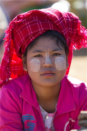 Young Pa-O tribe woman wearing traditional Thanaka sun block paste, Thaung Tho tribal market, Inle Lake, Shan State, Myanmar (Burma), Asia Photographie de stock - Rights-Managed, Code: 841-07202530