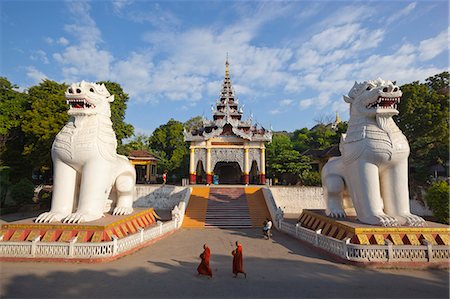 South entrance to Mandalay Hill with two giant Chinthe (guardian lion-dogs), Mandalay, Myanmar (Burma), Asia Foto de stock - Con derechos protegidos, Código: 841-07202555