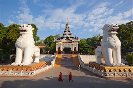 South entrance to Mandalay Hill with two giant Chinthe (guardian lion-dogs), Mandalay, Myanmar (Burma), Asia Photographie de stock - Rights-Managed, Code: 841-07202555