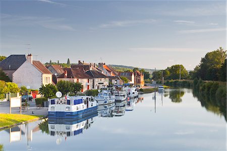 france villages photography - The canal Lateral a La Loire and the village of Menetreol sous Sancerre, Cher, Centre, France, Europe Stock Photo - Rights-Managed, Code: 841-07202648