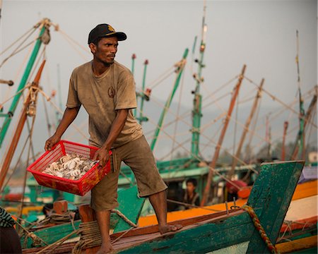 pescador (hombre y mujer) - Dawn at Kampot Harbour as fishing boats return with night's catch, Kampot Province, Cambodia, Indochina, Southeast Asia, Asia Foto de stock - Con derechos protegidos, Código: 841-07202640