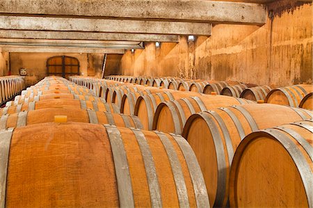 The wooden wine barrels used to age the wine at Gitton Pere et Fils in Sancerre, Cher, Centre, France, Europe Photographie de stock - Rights-Managed, Code: 841-07202664