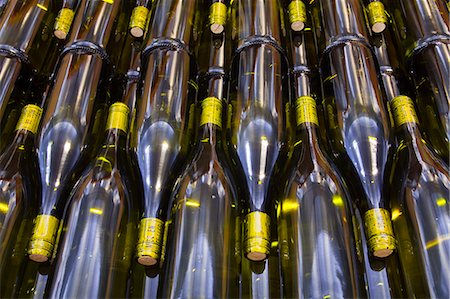 Unlabelled wine bottles, France, Europe Photographie de stock - Rights-Managed, Code: 841-07202668