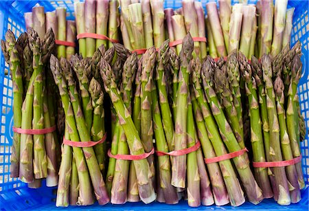 simsearch:841-07354818,k - Bunches of freshly picked asparagus at Revills Farm in the Vale of Evesham, Worcestershire, UK Foto de stock - Con derechos protegidos, Código: 841-07354812