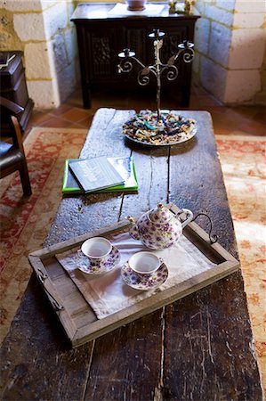 Tea tray with teapot and floral china cups in hotel, Hostellerie Les Griffons, Bourdeilles, North Dordogne, France Foto de stock - Con derechos protegidos, Código: 841-07354851