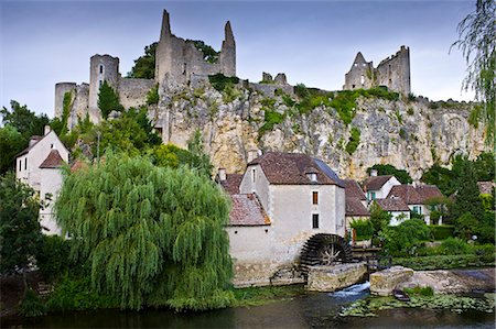 simsearch:841-07084284,k - Traditional French houses and Chateau Guichard ruins at Angles Sur L'Anglin medieval village, Vienne, near Poitiers, France Foto de stock - Con derechos protegidos, Código: 841-07354877