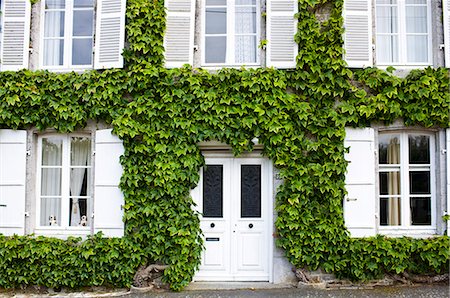 simsearch:6108-08636876,k - Typical grand French house in Montmartin-Sur-Mer, Normandy, France Foto de stock - Con derechos protegidos, Código: 841-07354914