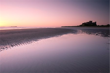 simsearch:841-09256697,k - Bamburgh Castle and the beach at dawn in Bamburgh, Northumberland, England, United Kingdom, Europe Foto de stock - Con derechos protegidos, Código: 841-07354934