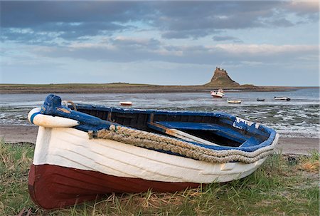 simsearch:841-02944394,k - Fishing boat pulled onto the shore at Holy Island, looking towards the castle, Lindisfarne, Northumberland, England, United Kingdom, Europe Photographie de stock - Rights-Managed, Code: 841-07355155