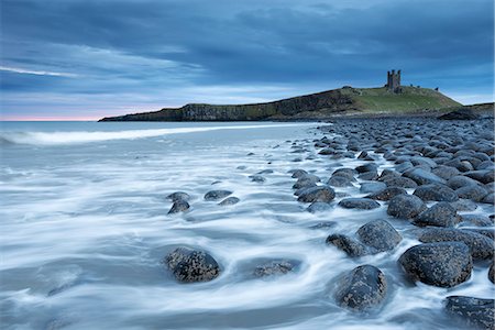 simsearch:841-09255814,k - The ruins of Dunstanburgh Castle overlooking the boulder strewn shores of Embleton Bay, Northumberland, England, United Kingdom, Europe Foto de stock - Con derechos protegidos, Código: 841-07355157