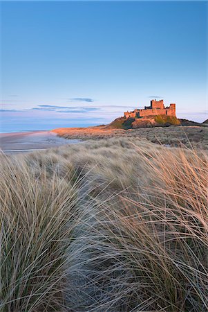 simsearch:841-02944394,k - Evening sunlight illuminates Bamburgh Castle, Northumberland, England, United Kingdom, Europe Foto de stock - Con derechos protegidos, Código: 841-07355153