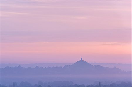 dunst - Glastonbury Tor rising surrounded by mist at dawn in summer, Somerset, England, United Kingdom, Europe Stockbilder - Lizenzpflichtiges, Bildnummer: 841-07355209