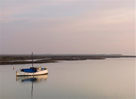 simsearch:841-07355242,k - A loan boat in the tidal channel at Burnham Overy Staithe, Norfolk, England, United Kingdom, Europe Photographie de stock - Rights-Managed, Code: 841-07355251