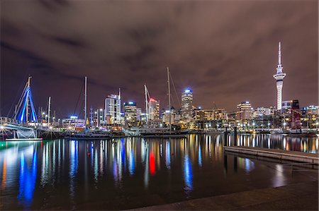 Night view of the city of Auckland from Auckland Harbour, North Island, New Zealand, Pacific Foto de stock - Direito Controlado, Número: 841-07457054