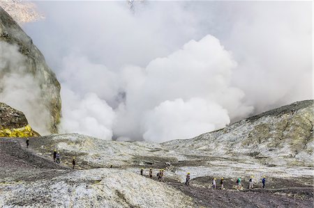 Visitors at an active andesite stratovolcano on White Island, North Island, New Zealand, Pacific Photographie de stock - Rights-Managed, Code: 841-07457057