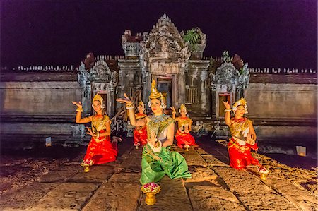 Traditional Apsara Dance performance at Banteay Samre Temple at night, Angkor, UNESCO World Heritage Site, Siem Reap Province, Cambodia, Indochina, Southeast Asia, Asia Foto de stock - Con derechos protegidos, Código: 841-07457073