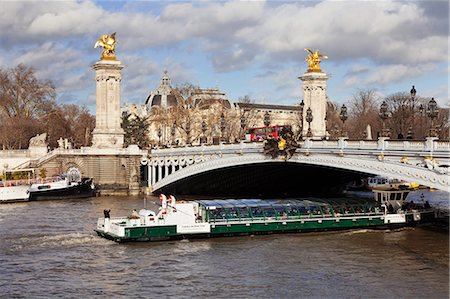 simsearch:6108-08841774,k - Cruise ship and Pont Alexandre III bridge, Paris, Ile de France, France, Europe Photographie de stock - Rights-Managed, Code: 841-07457171