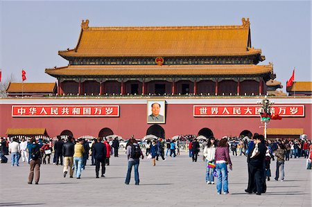 plaza de tiananmen - Tourists at Gate of Heavenly Peace with Chairman Mao's portrait, Entrance to the Forbidden City, Beijing, China Foto de stock - Con derechos protegidos, Código: 841-07457259
