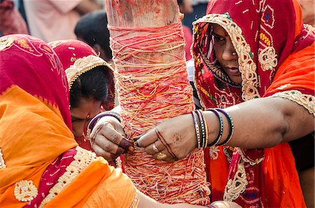 stringing - Women apply string to the Holi chir, a traditional morning ceremony, during Holi festival celebrations, Basantapur Durbar Square, Kathmandu, Nepal, Asia Photographie de stock - Rights-Managed, Code: 841-07457300