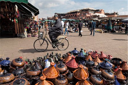 Cyclist passing a stall selling traditional clay tajine cooking pots in Place Jemaa el-Fna, Marrakesh, Morocco, North Africa, Africa Foto de stock - Con derechos protegidos, Código: 841-07457511