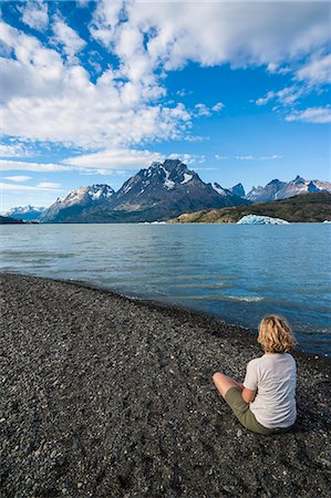 Woman enjoying Lago Grey lake in the Torres del Paine National Park, Patagonia, Chile, South America Foto de stock - Con derechos protegidos, Código: 841-07457656