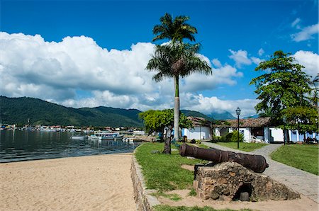 Old cannons on shore of the town of Paraty, Rio de Janeiro, Brazil, South America Photographie de stock - Rights-Managed, Code: 841-07457650