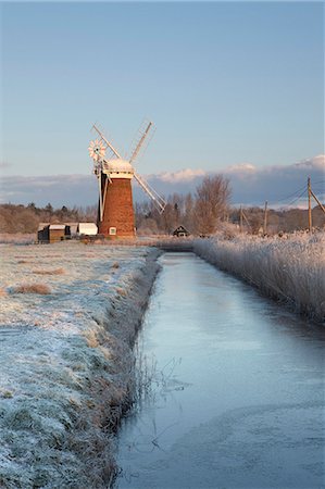 simsearch:841-07813751,k - A frosty winter morning in the Norfolk Broads showing Horsey Mill, Horsey, Norfolk, England, United Kingdom, Europe Foto de stock - Con derechos protegidos, Código: 841-07457756