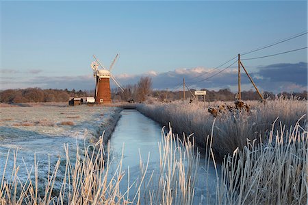 simsearch:649-07239644,k - A frosty winter morning in the Norfolk Broads showing Horsey Mill, Horsey, Norfolk, England, United Kingdom, Europe Photographie de stock - Rights-Managed, Code: 841-07457757