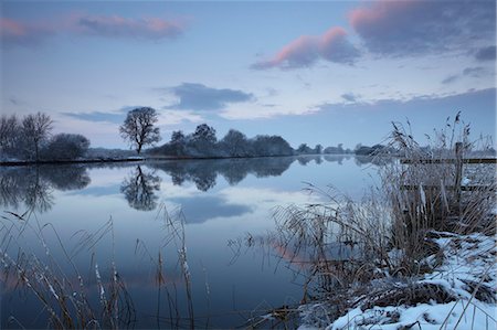 simsearch:841-07355242,k - A mirror calm River Yare on a winter morning at Strumpshaw Fen, Norfolk, England, United Kingdom, Europe Photographie de stock - Rights-Managed, Code: 841-07457759