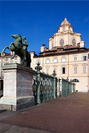 simsearch:841-03063543,k - Statue and railings in Piazza Reale with San Lorenzo Church, Turin, Piedmont, Italy, Europe Stock Photo - Rights-Managed, Code: 841-07457808