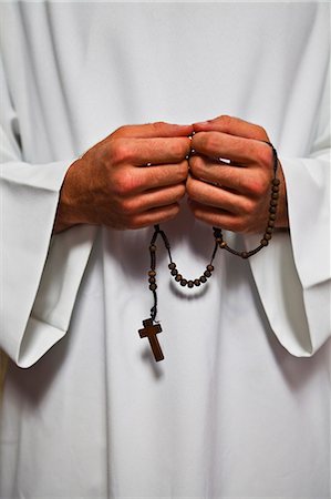 priester - A priest holds his rosemary beads, Lyon, Rhone, France, Europe Stockbilder - Lizenzpflichtiges, Bildnummer: 841-07457927