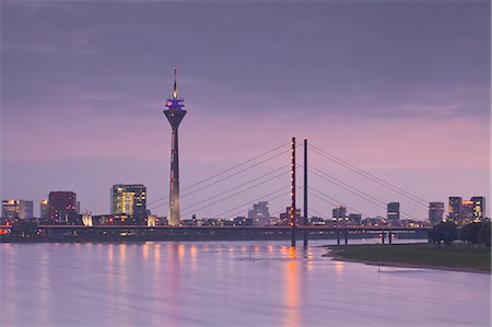 río rin - The Dusseldorf skyline at dusk, Dusseldorf, North Rhine-Westphalia, Germany, Europe Foto de stock - Con derechos protegidos, Código: 841-07524045